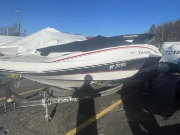 2017 Tahoe 19' Deck Boat