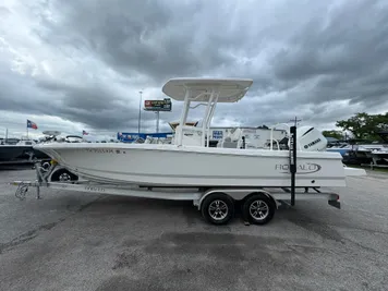 2021 Robalo 246 Cayman