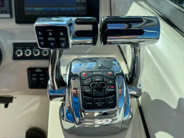 2013 Boston Whaler 270 Vantage