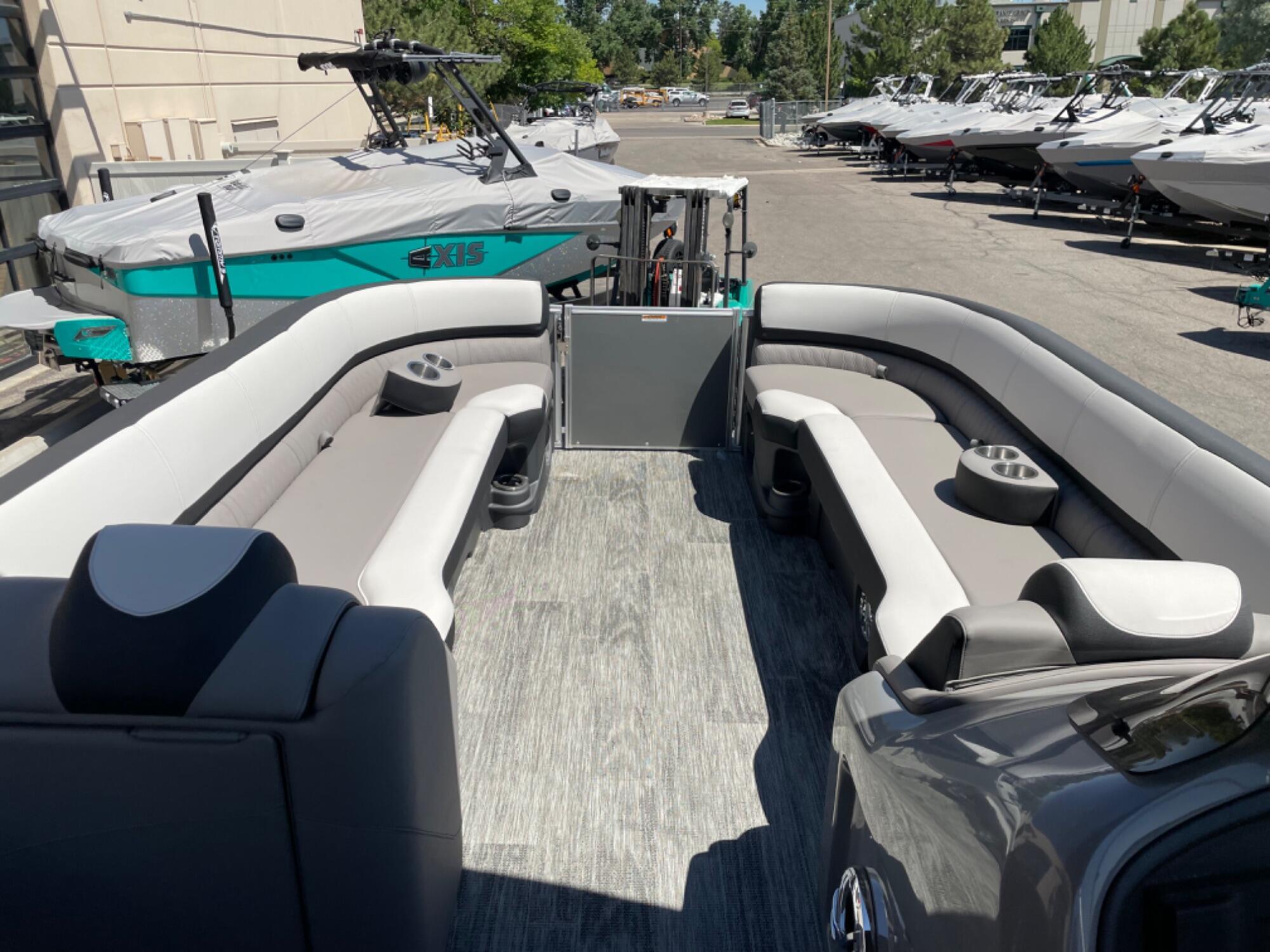 2023 Tahoe 2585 Cascade Versatile Rear Lounger