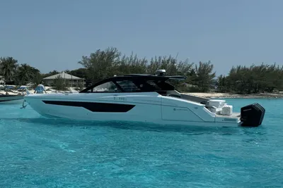 2024 Cruisers Yachts 50 GLS Outboard