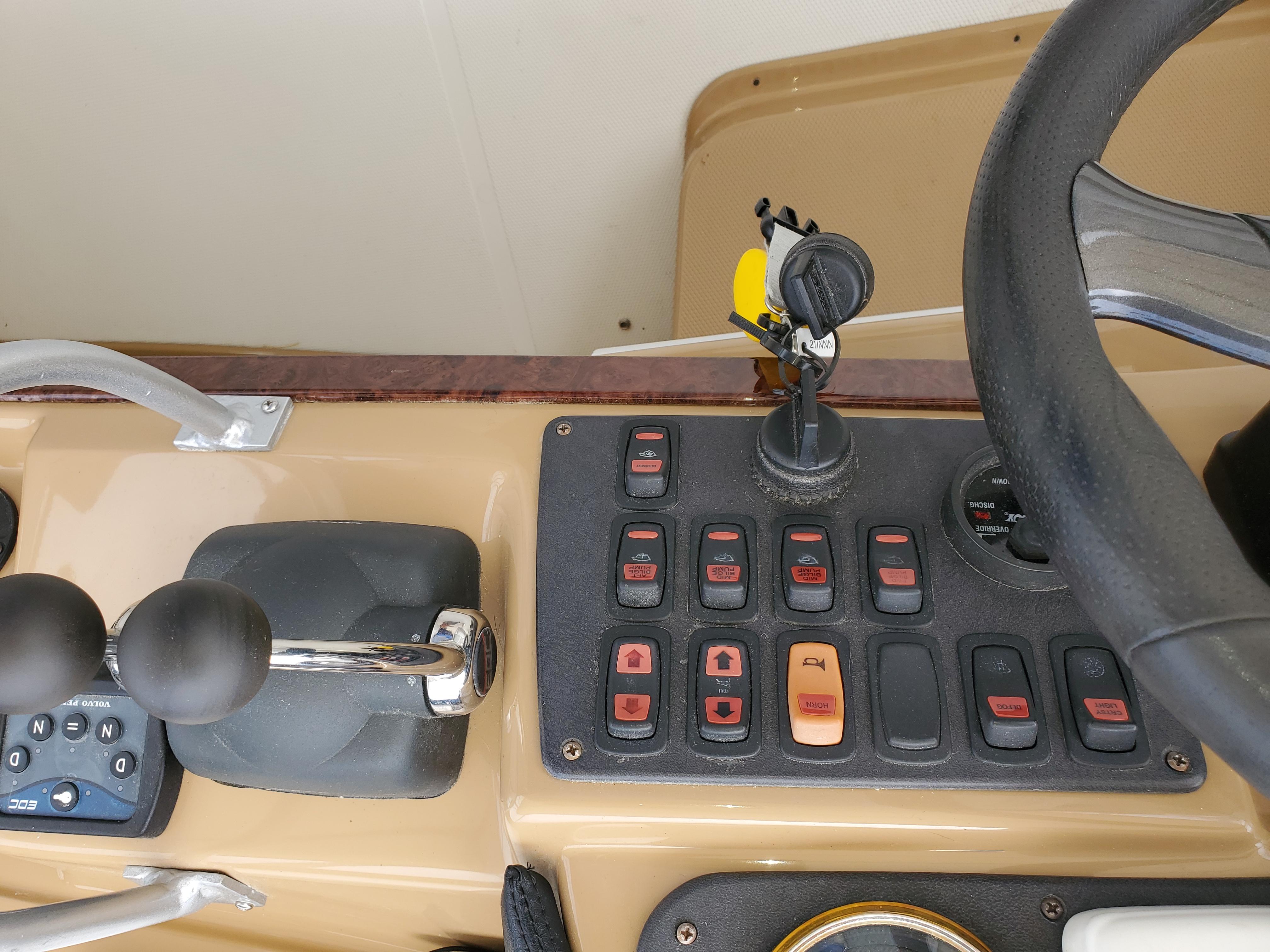 2003 Carver 564 Cockpit Motor Yacht