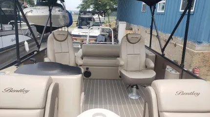 2022 Bentley Pontoons Elite 223 Swingback