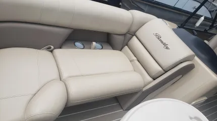 2022 Bentley Pontoons Elite 223 Swingback