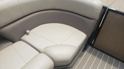 2022 Bentley Pontoons Elite 223 Swingback