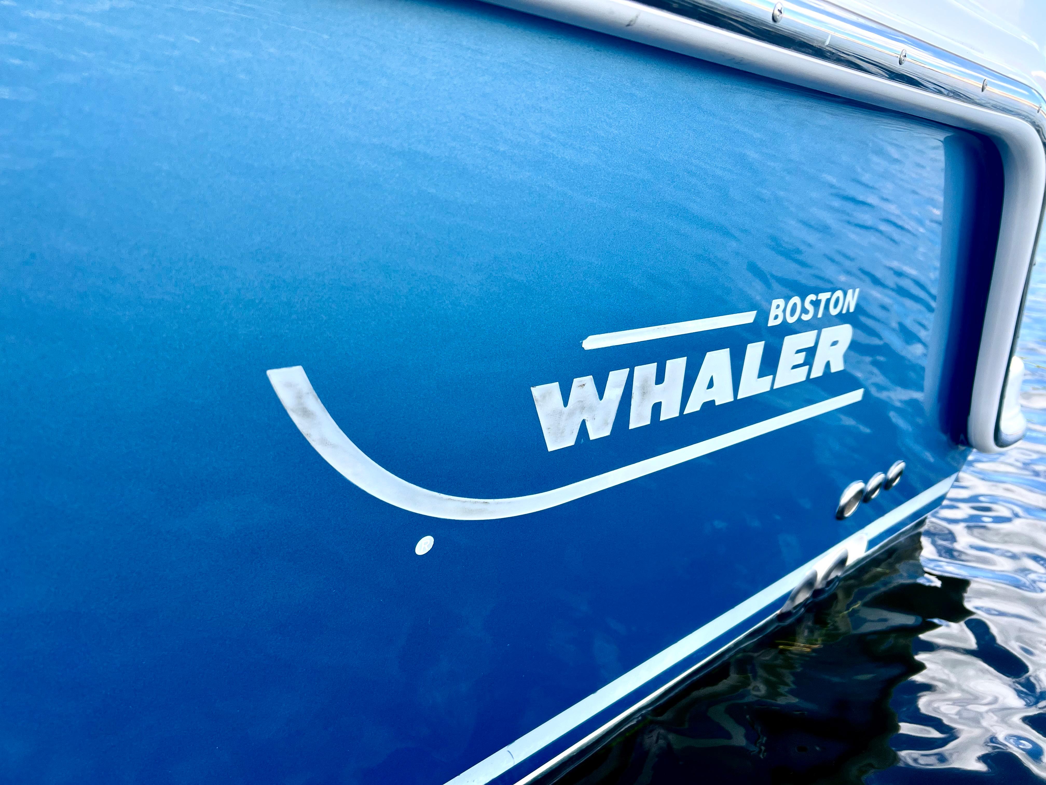 2019 Boston Whaler 315 Conquest