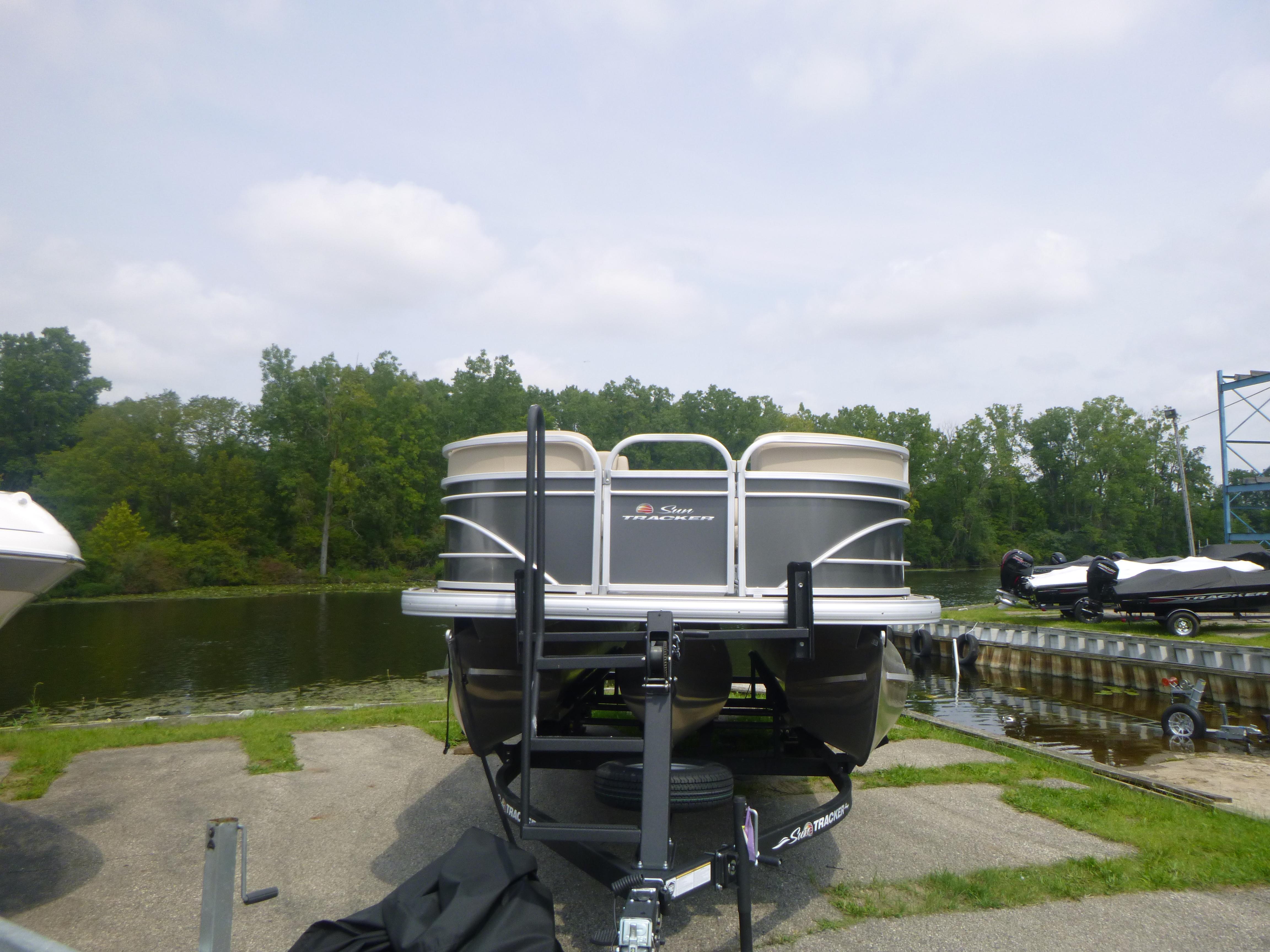 PARTY BARGE 22 RF XP3 - SUN TRACKER Recreational Pontoon Boat