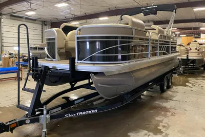2020 Sun Tracker Party Barge 22 RF DLX