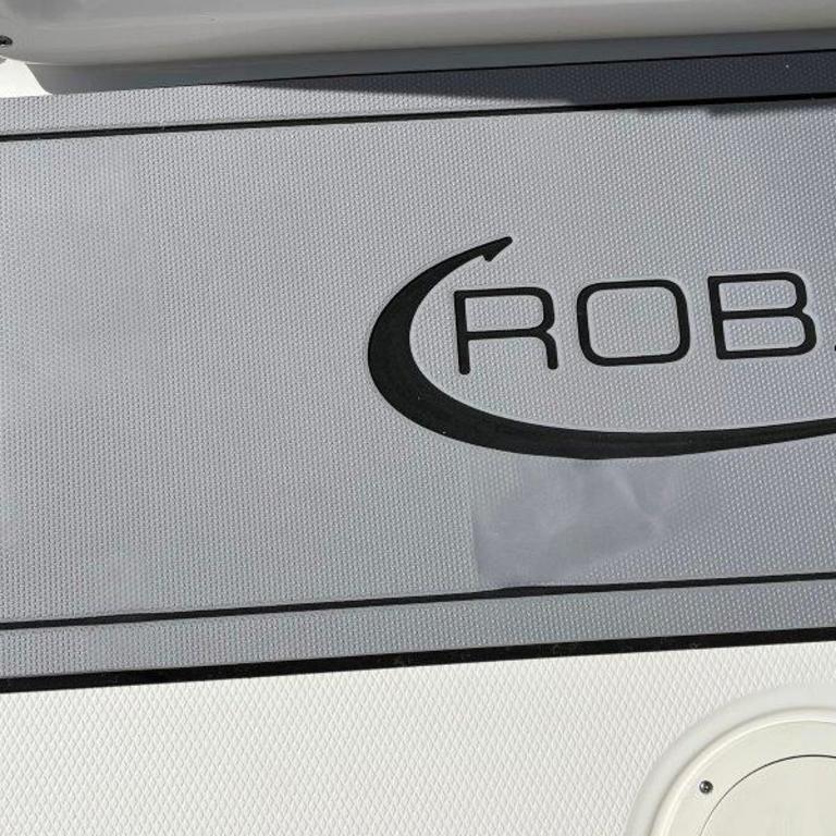 2024 Robalo R250