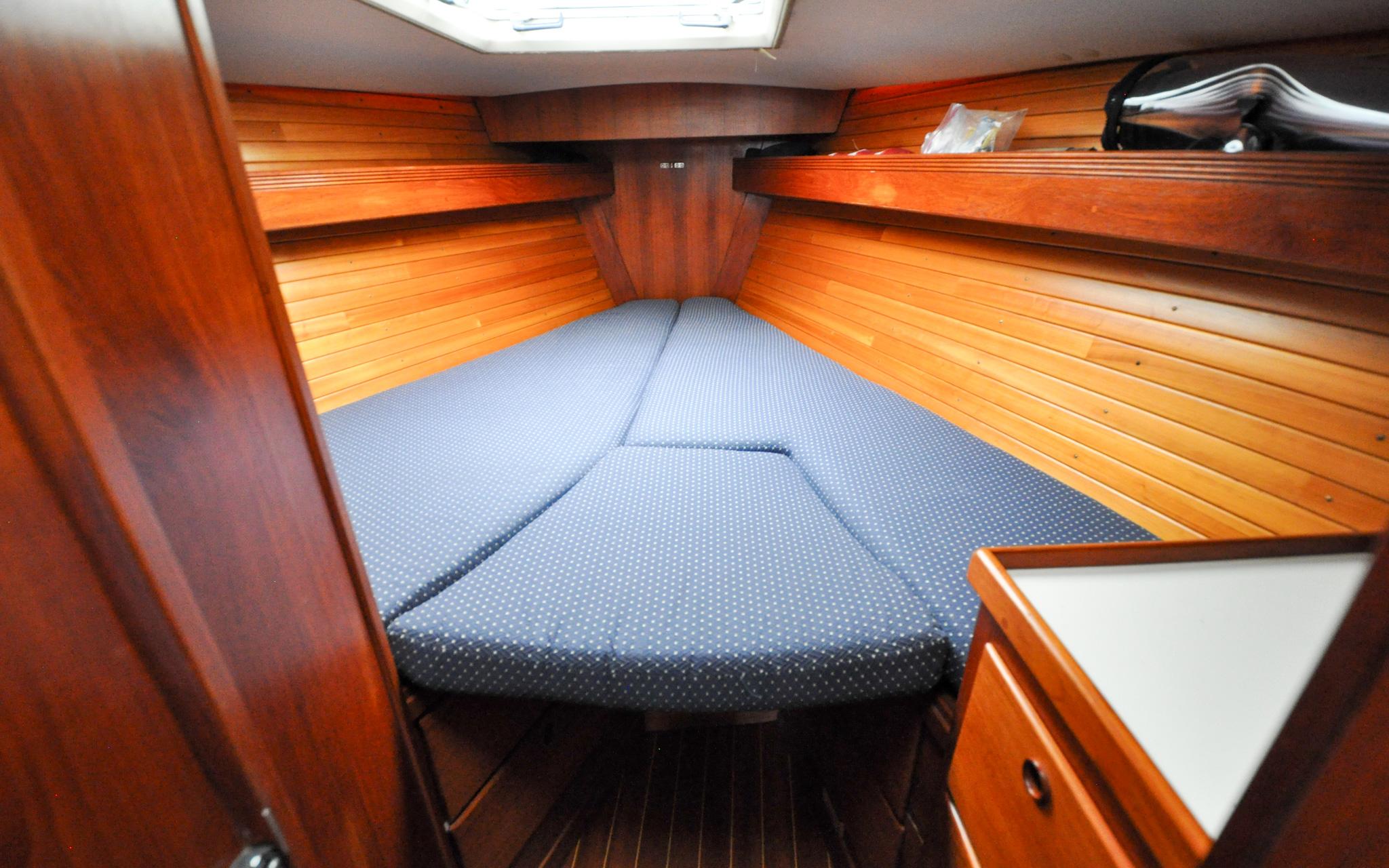 Sabre 42 - Jubilee - Forward Cabin - V Berth with Infill