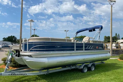 2021 Sun Tracker Party Barge 24 DLX