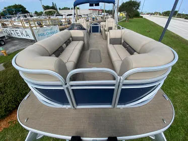 2021 Sun Tracker Party Barge 24 DLX