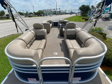 2021 Sun Tracker Party Barge 24 DLX