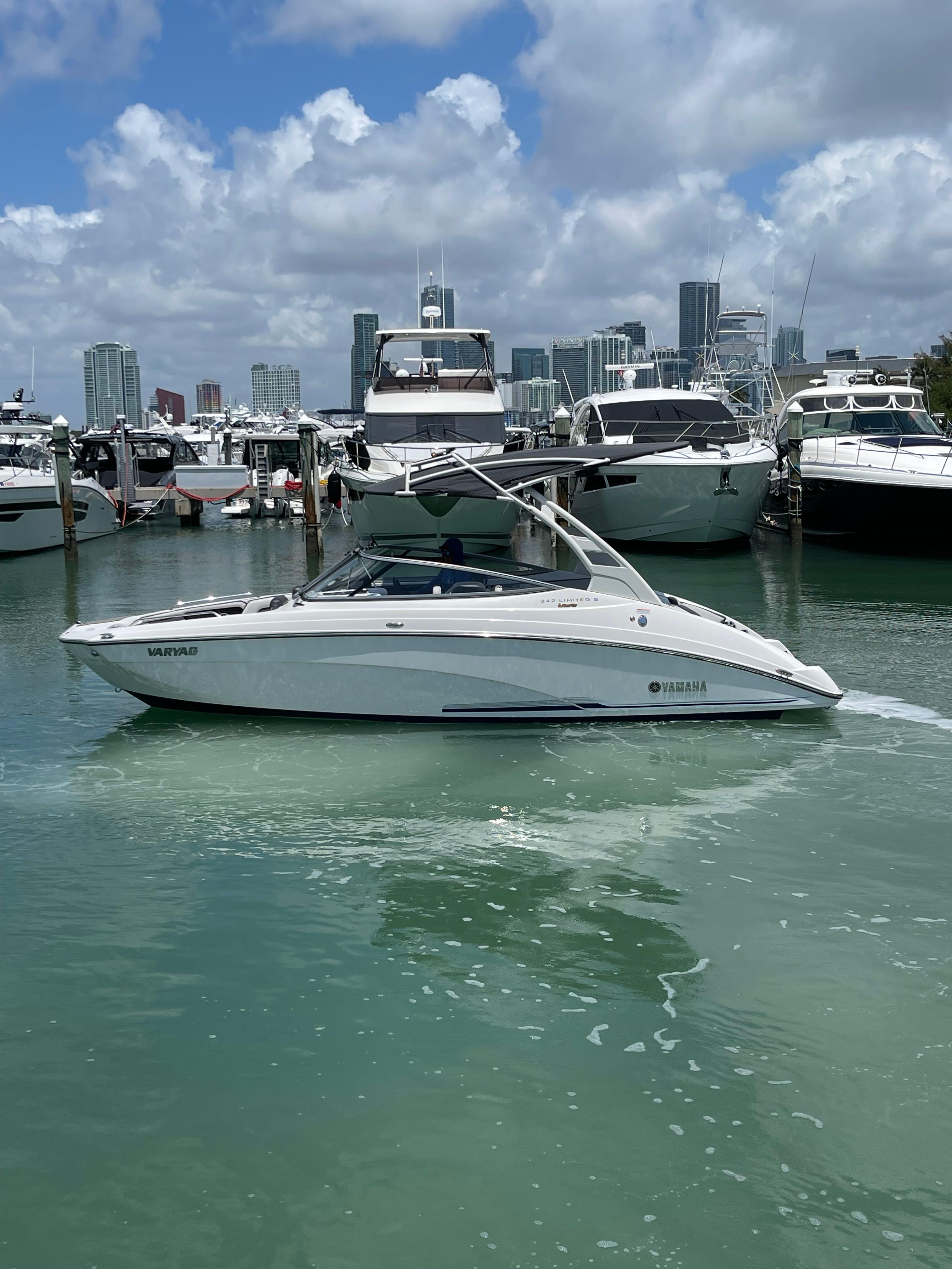 2017 Yamaha Boats 242 Limited S