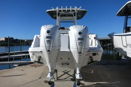 2024 Robalo R 302 Center Console