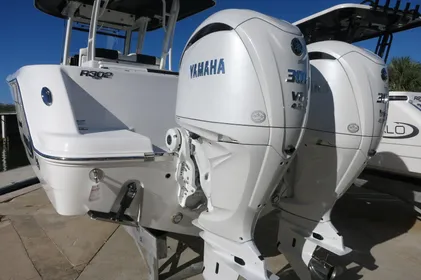 2024 Robalo R 302 Center Console