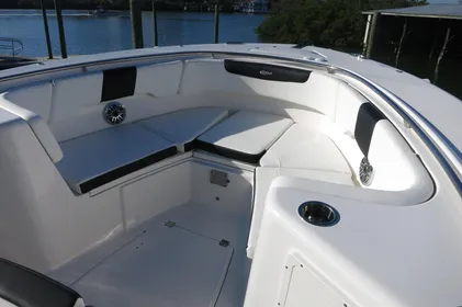 2024 Robalo R 302 Center Console