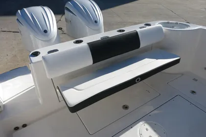 2024 Robalo R 302 Center Console