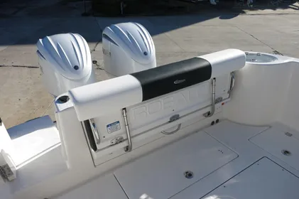 2024 Robalo R 302 Center Console