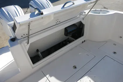 2024 Robalo R 302 Center Console