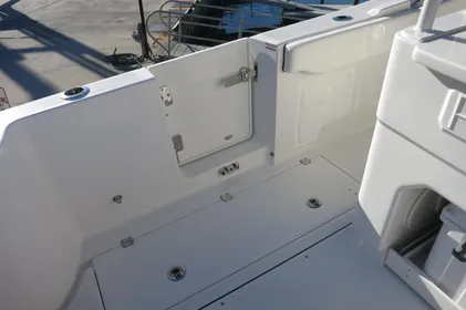 2024 Robalo R 302 Center Console