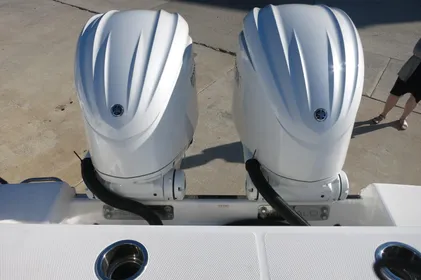 2024 Robalo R 302 Center Console