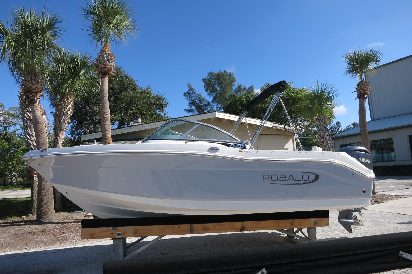 2024 Robalo R207 Dual Console