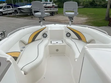 2010 Hurricane 220 Sundeck