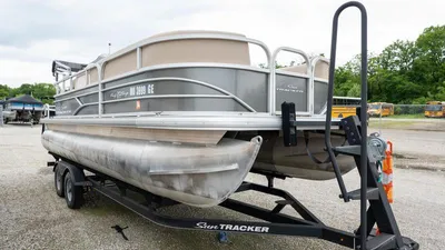 2017 Tracker PARTY BARGE® 20 DLX