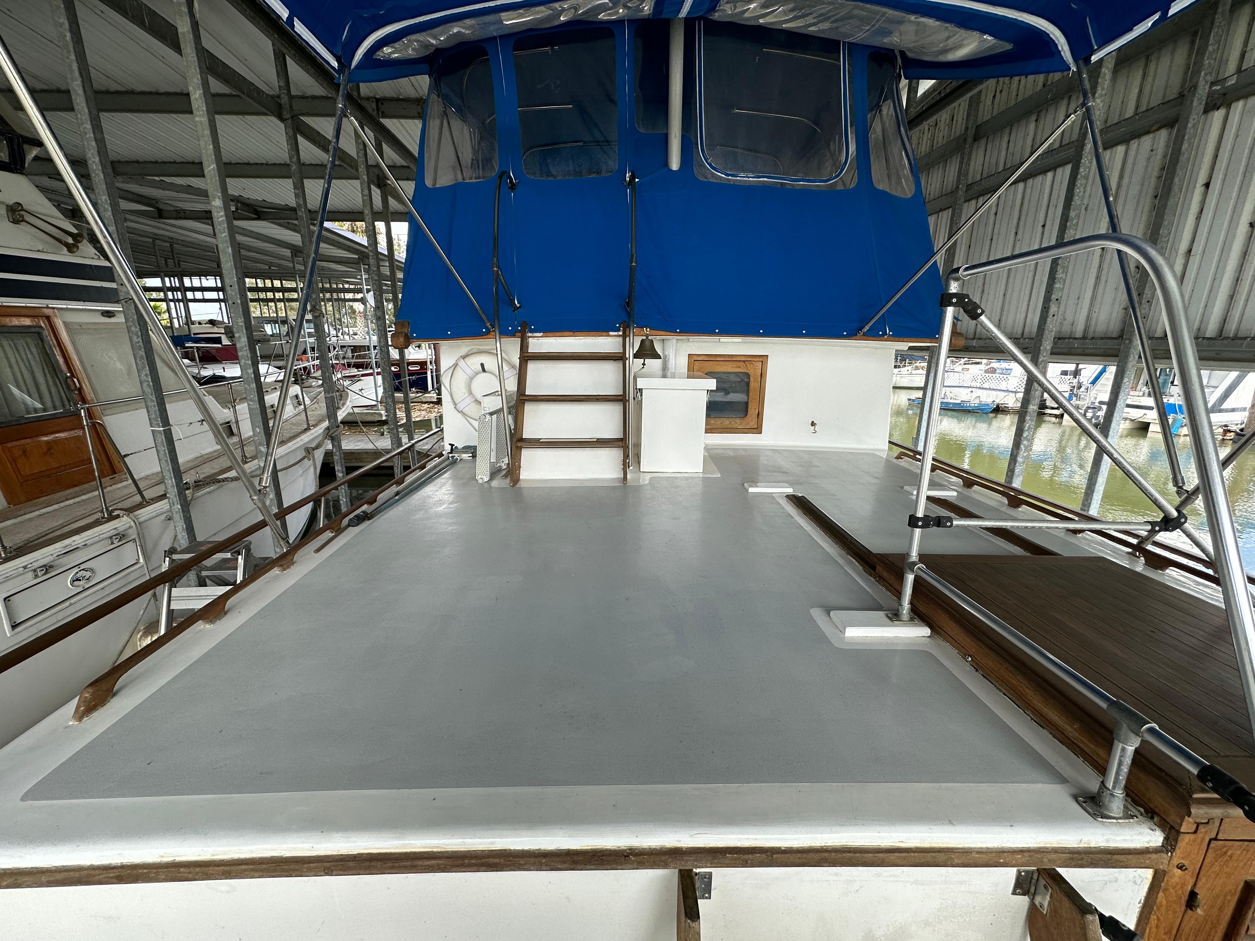 Aft deck and flybridge access