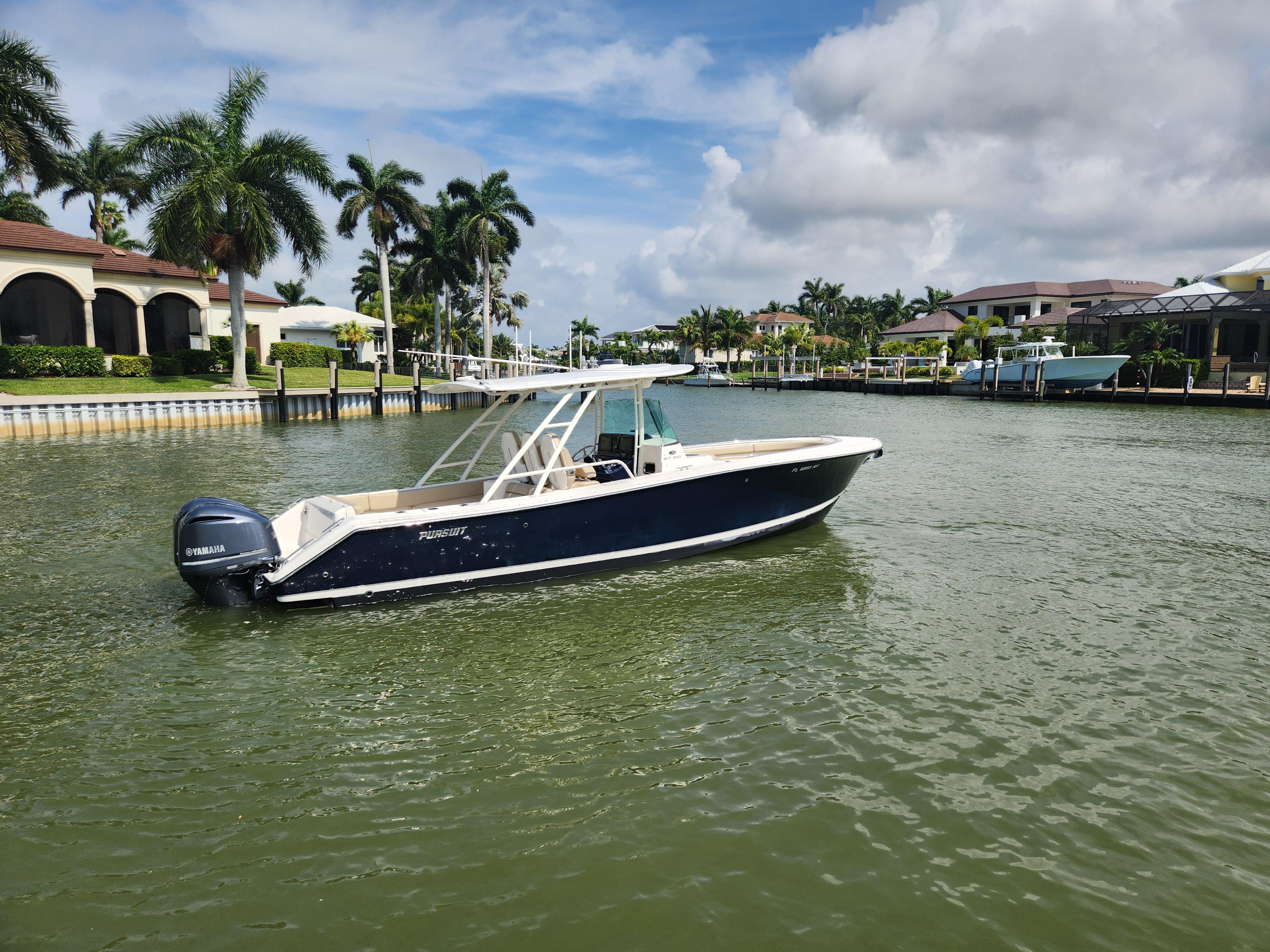 28' Pursuit Sport Fishing Boat