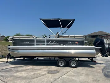 2023 Sun Tracker Party Barge 22 XP3