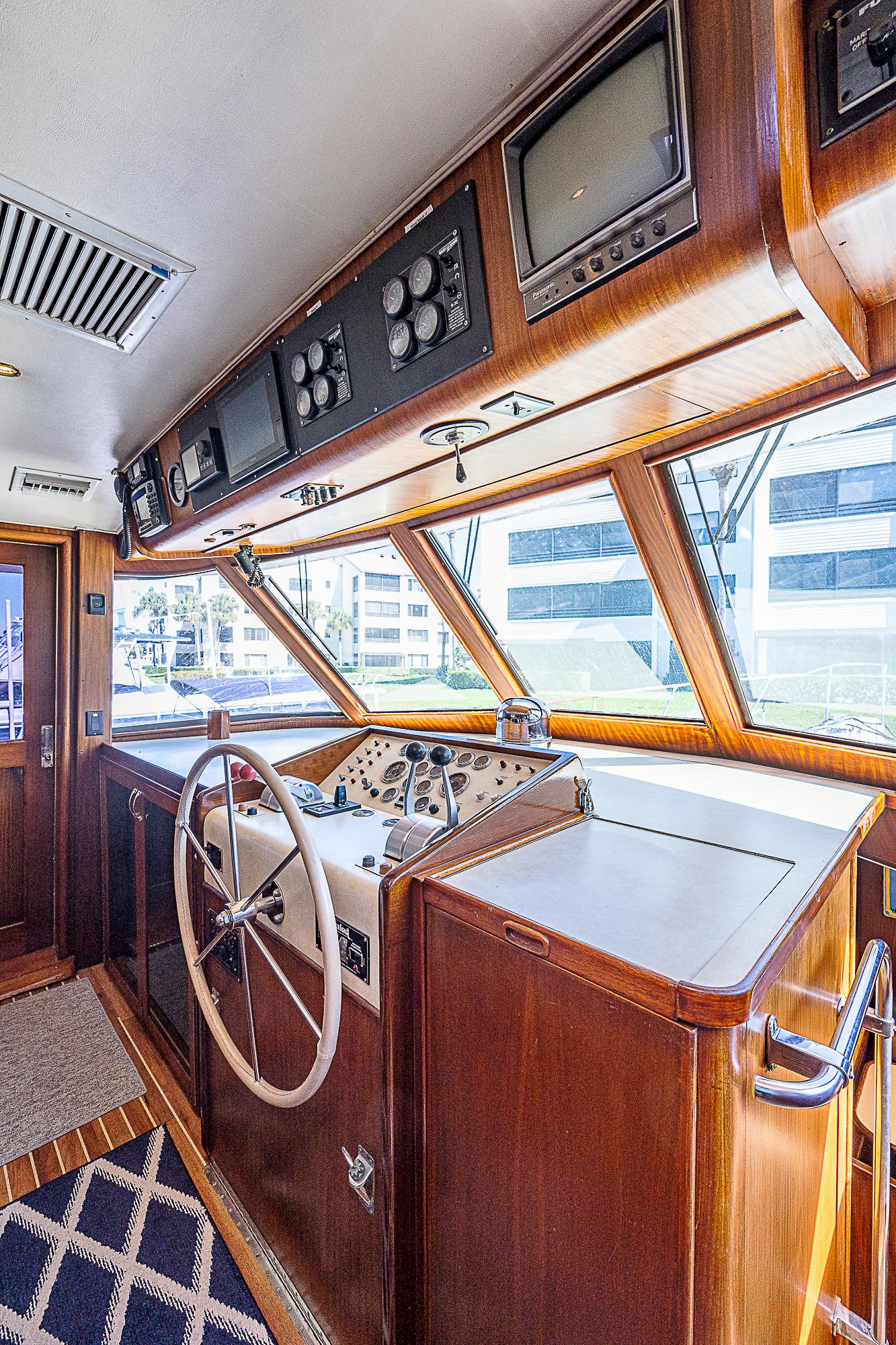 1987 Hatteras Cockpit Motoryacht