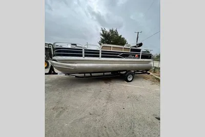 2016 Tracker Party Barge