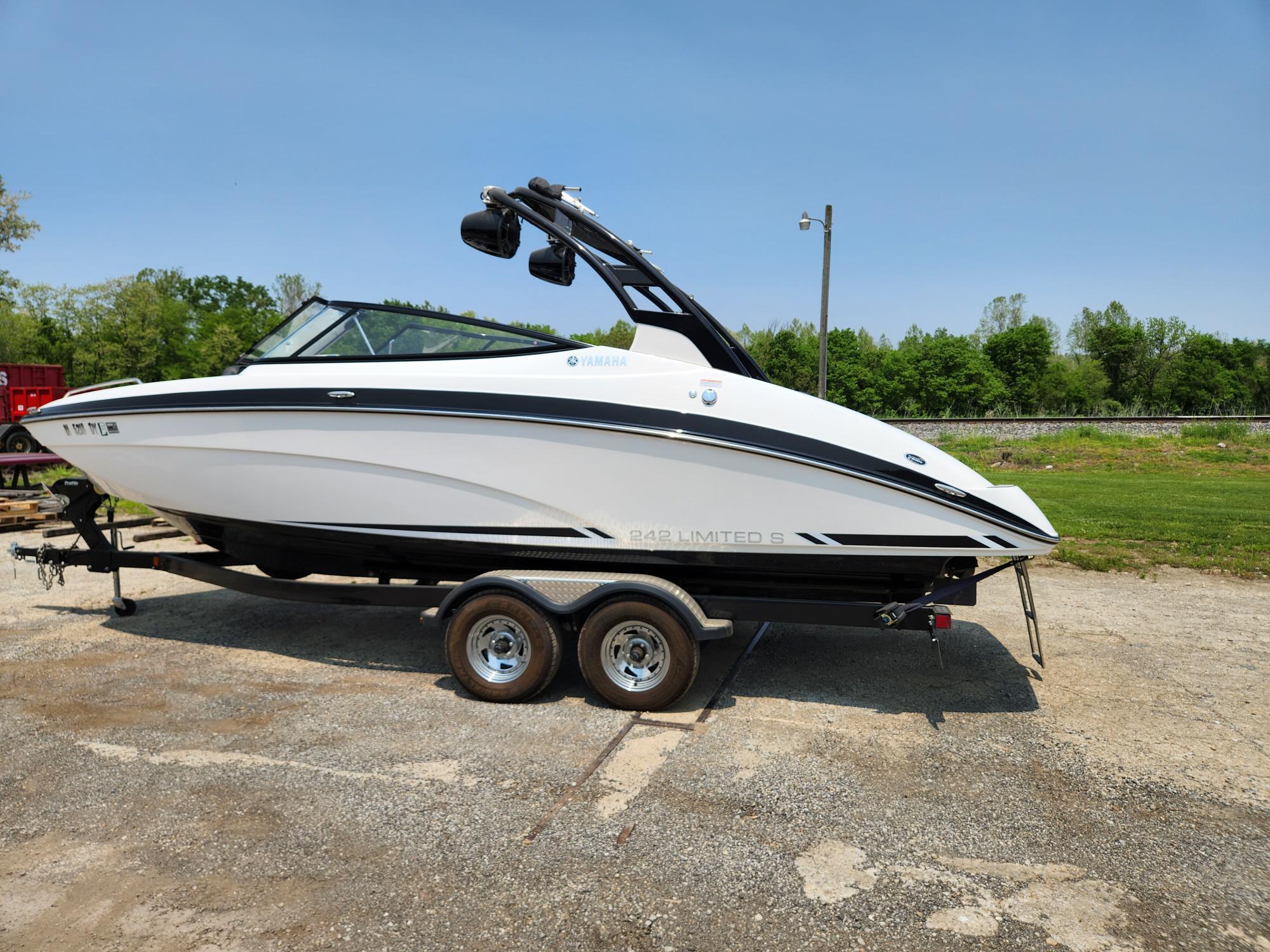 Used 2016 Yamaha Boats 242 Limited S, 47374 Richmond - Boat Trader