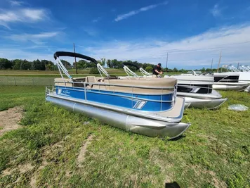 2024 SunChaser 22 LR 90HP VMAX BUNK TRAILER