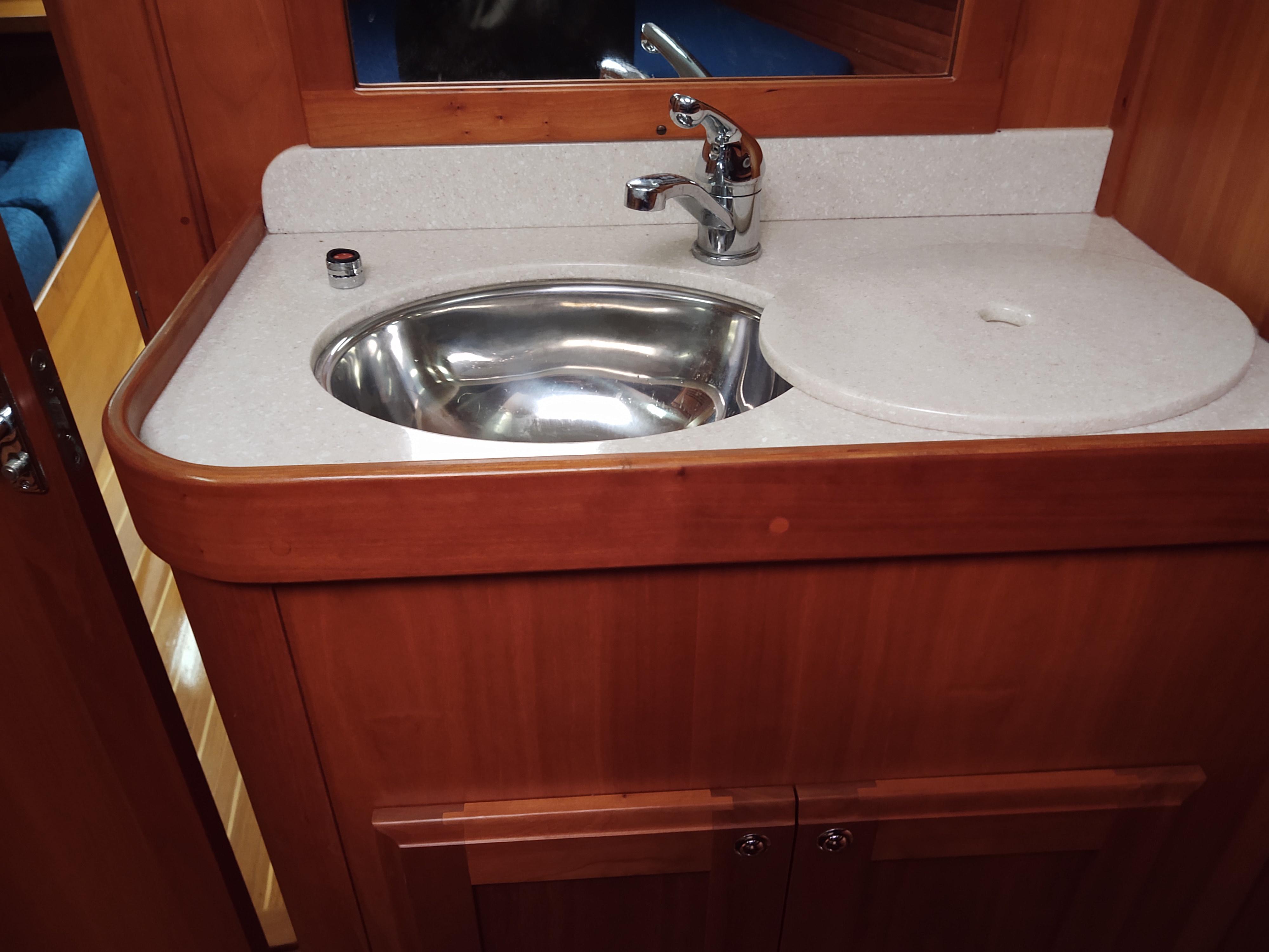 Sabre 386 Synergy Fwd cabin sink 
