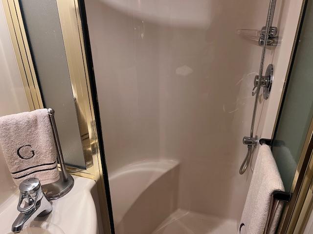Guest stateroom shower
