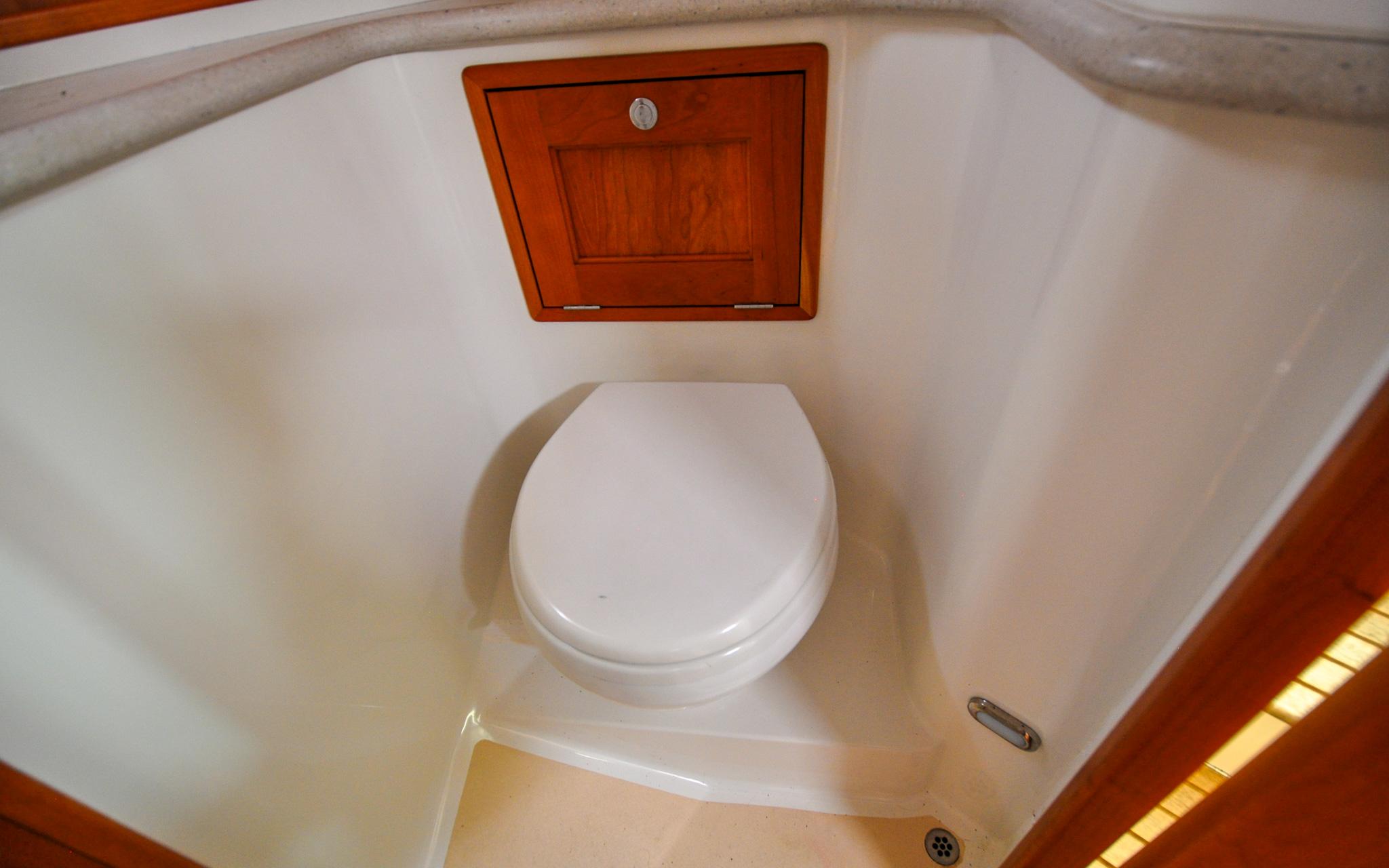 MJM 29z Downeast - Stepping Out - Cabin - Head - Toilet