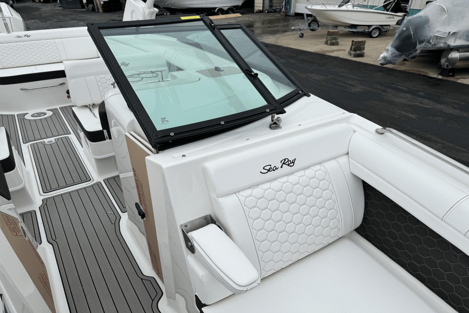 2024 Sea Ray SDX 270 Outboard