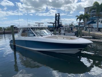 2019 Boston Whaler 380 Realm