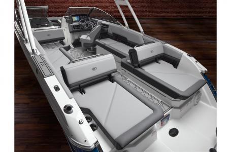 2024 Cobalt R8 Outboard