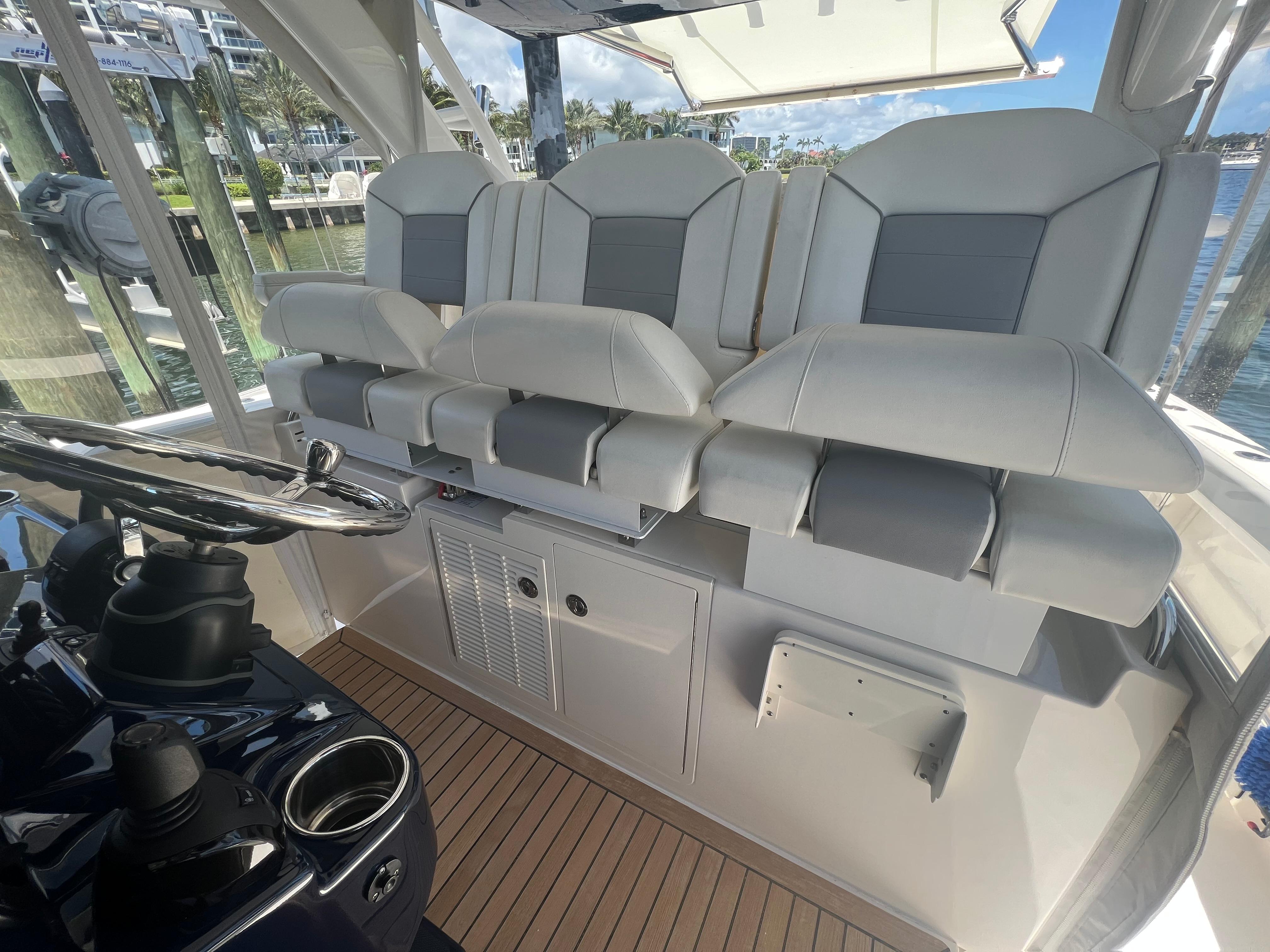 Pursuit 40 Rooney- Helm Seating