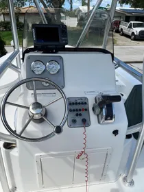 2013 NauticStar 2200 Sport