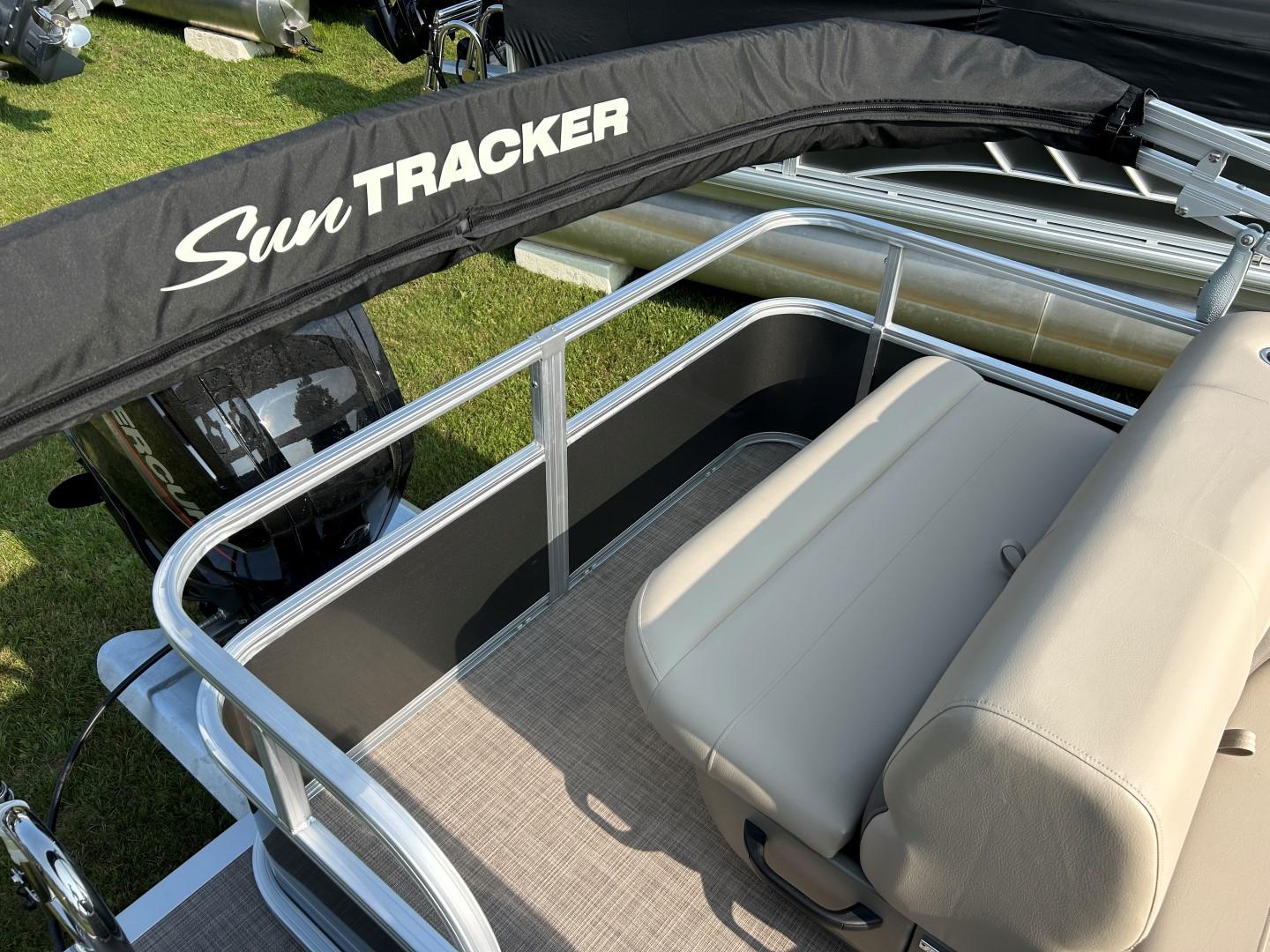 2024 Sun Tracker 18 Party Barge