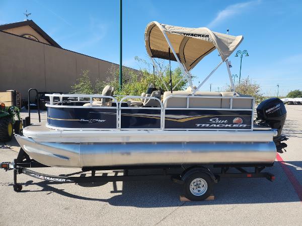 SUN TRACKER Pontoon Boats