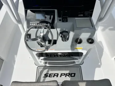 2024 Sea Pro 250 Bay