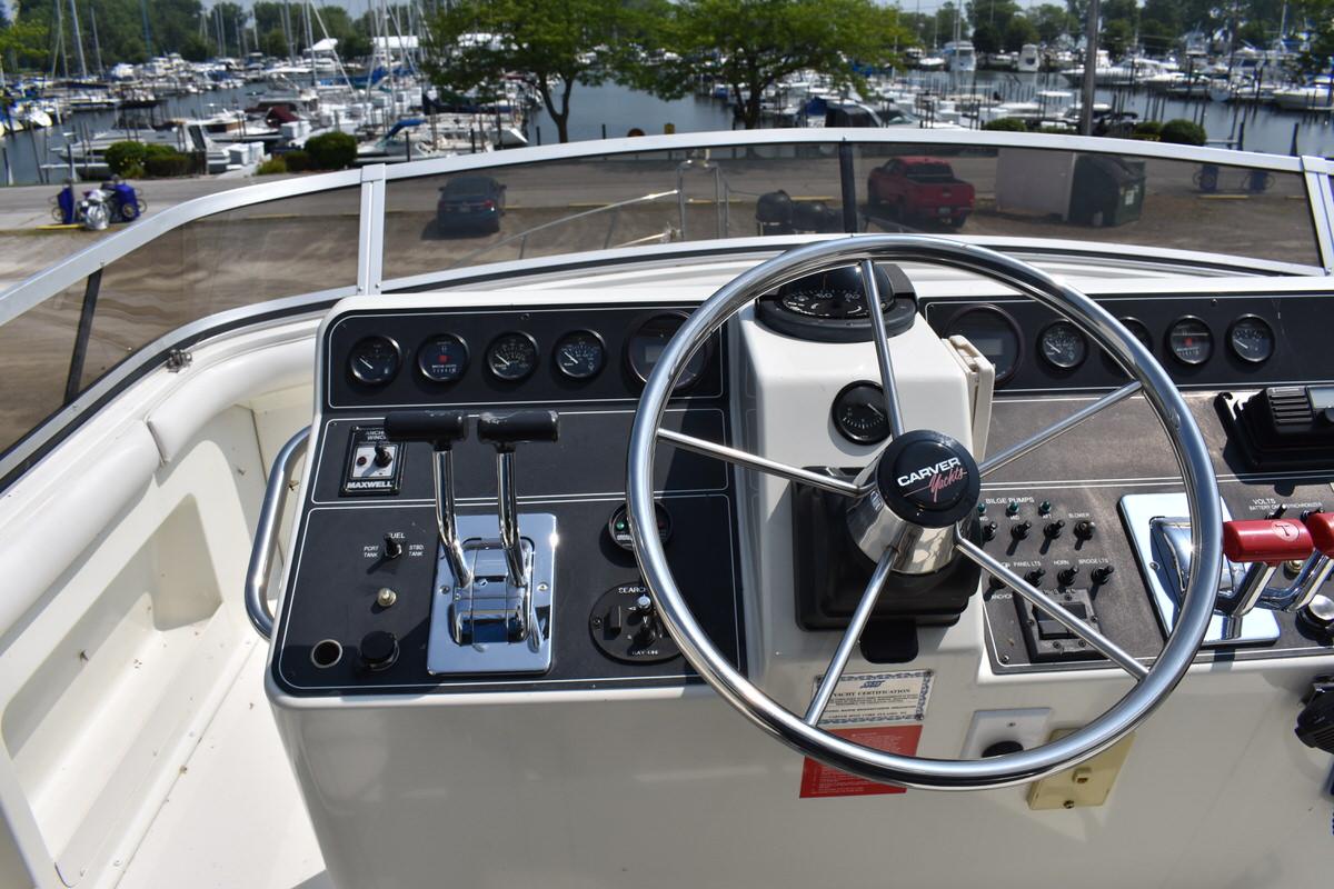 1995 Carver 440 Aft Cabin Motor Yacht