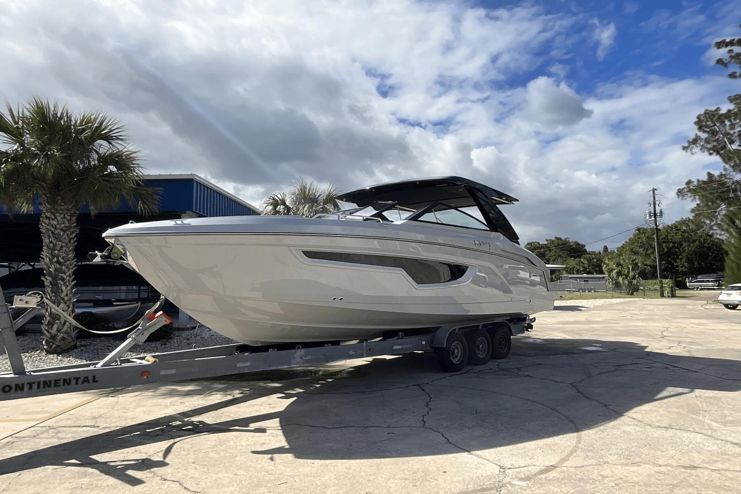 New 2024 Cruisers Yachts 34 GLS South Beach Outboard, 32922 Cocoa