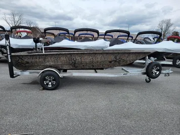 2024 Xpress HD16DB, 16' duck hunting boat. Yamaha 25 hp (In stock!)